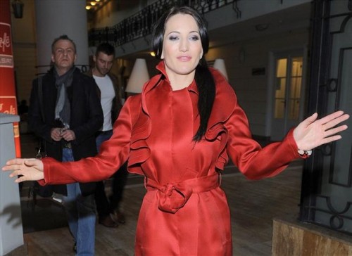justyna steczkowska czerwony plaszcz