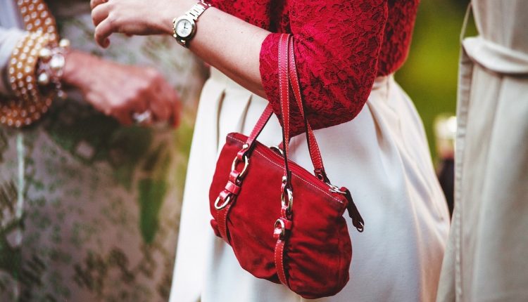 kobieta z torebką